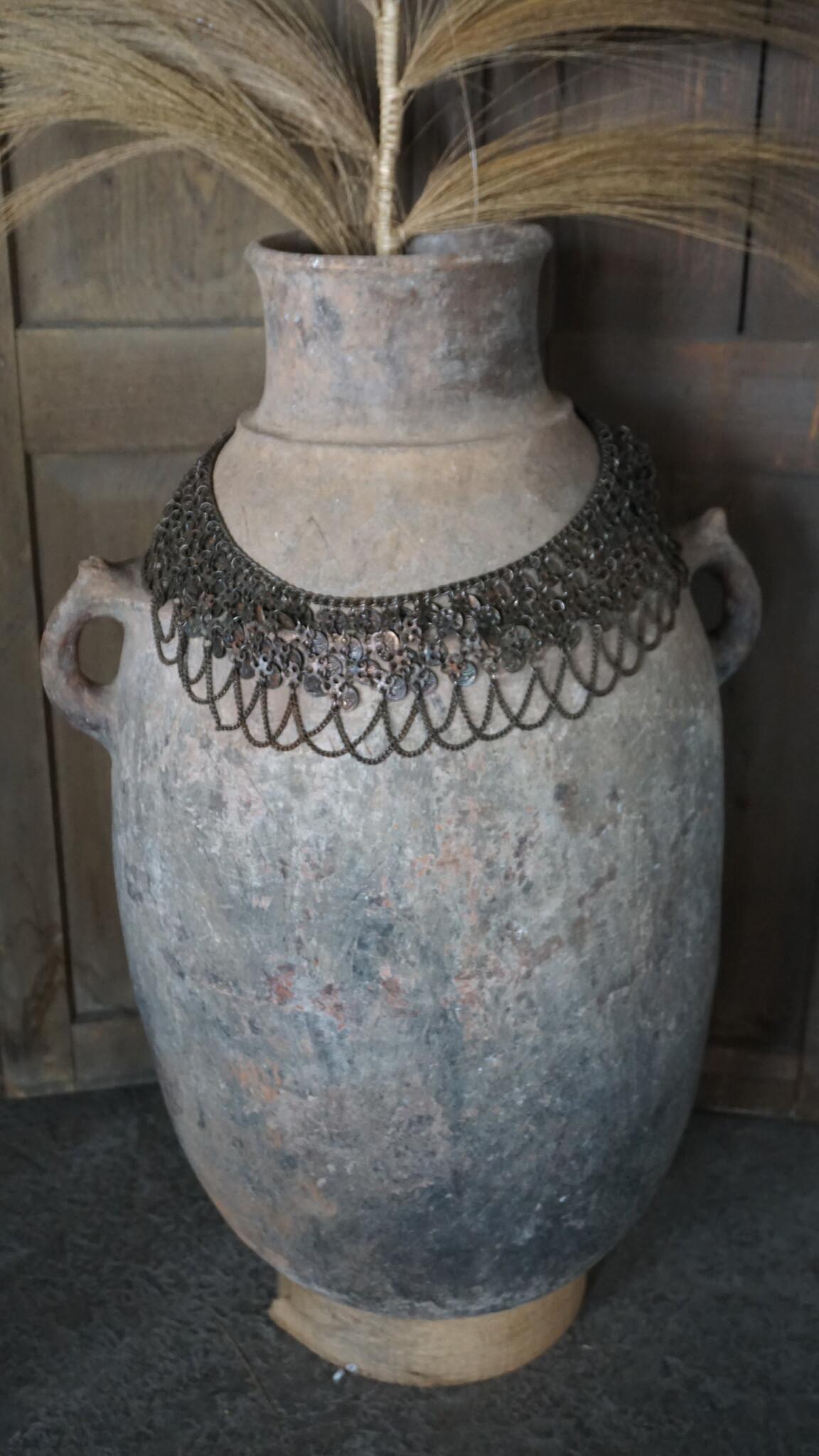 Rene Houtman Oude Nepalese Pot + Sierketting | H84 x D48 cm