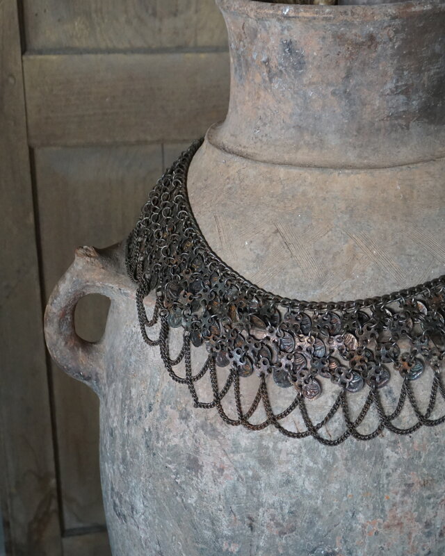 Rene Houtman Oude Nepalese Pot + Sierketting | H84 x D48 cm