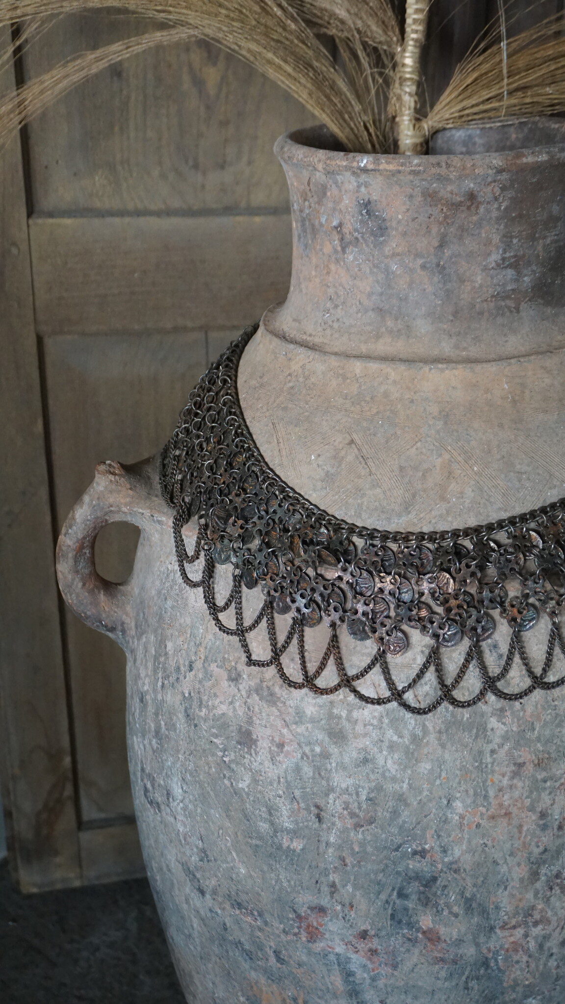 Rene Houtman Oude Nepalese Pot + Sierketting | H84 x D48 cm