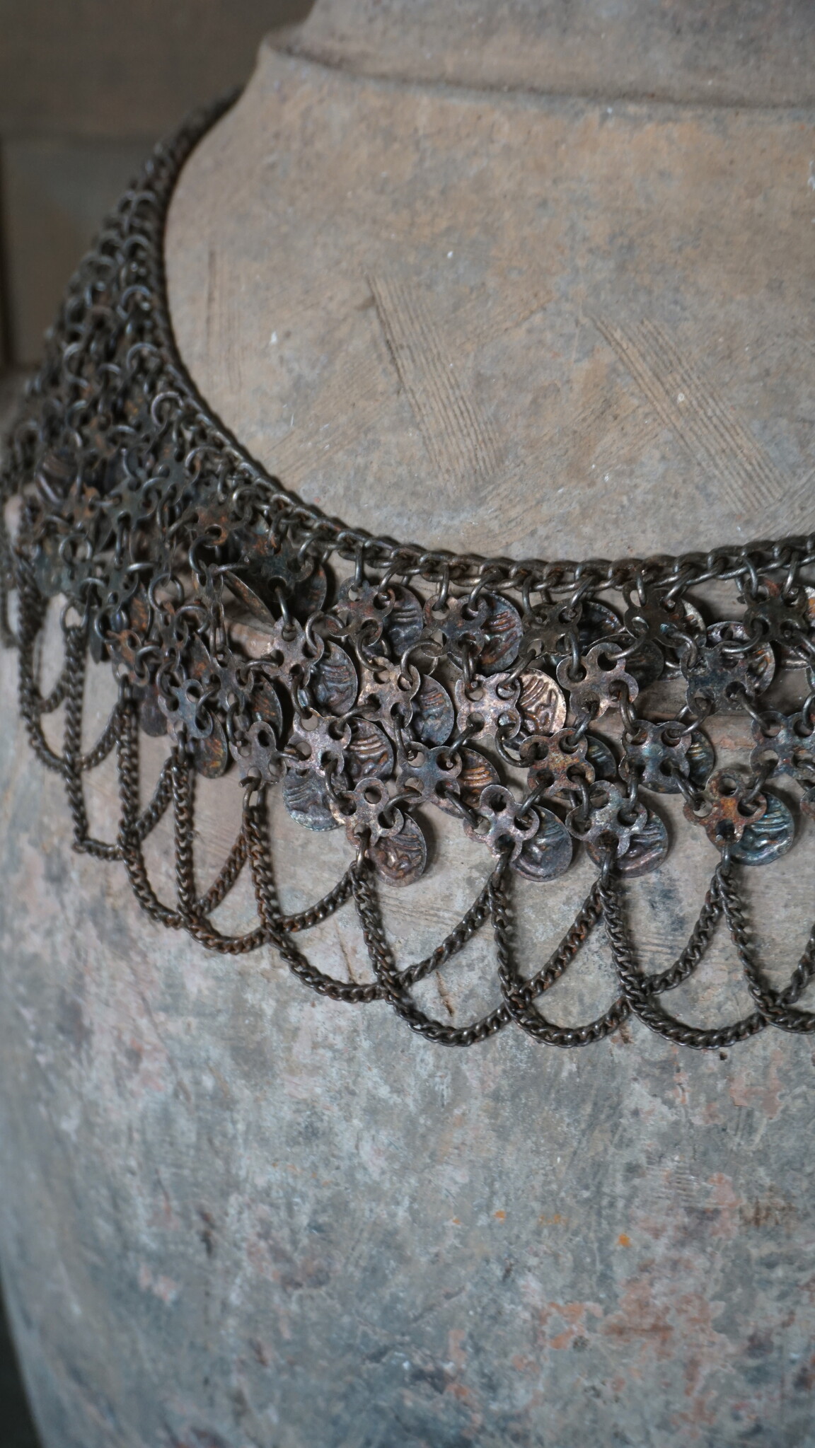 Rene Houtman Oude Nepalese Pot + Sierketting | H84 x D48 cm