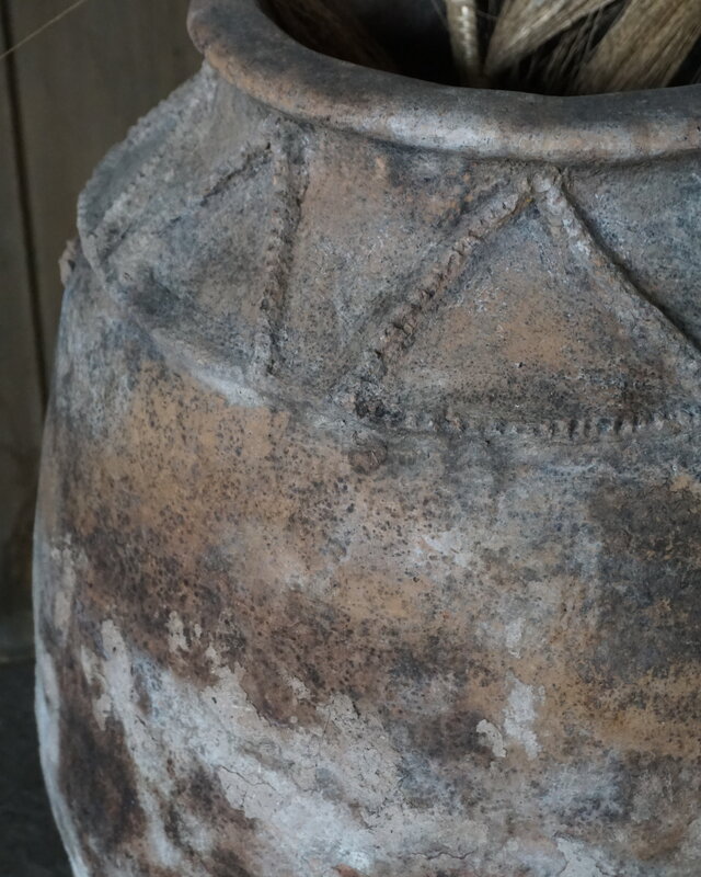 Rene Houtman Oude Nepalese Pot | H64,5 x D50 cm