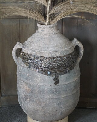 Rene Houtman Oude Nepalese Pot + Sierketting | H65 x D41 cm