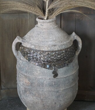 Rene Houtman Oude Nepalese Pot + Sierketting | H65 x D41 cm Rene Houtman Oude Nepalese Pot + Sierketting | H65 x D41 cm
