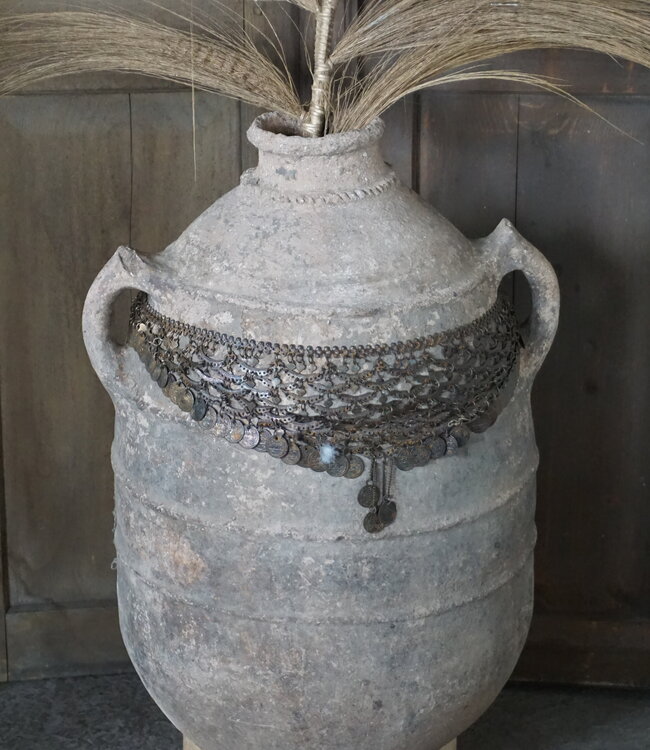 Rene Houtman Oude Nepalese Pot + Sierketting | H65 x D41 cm