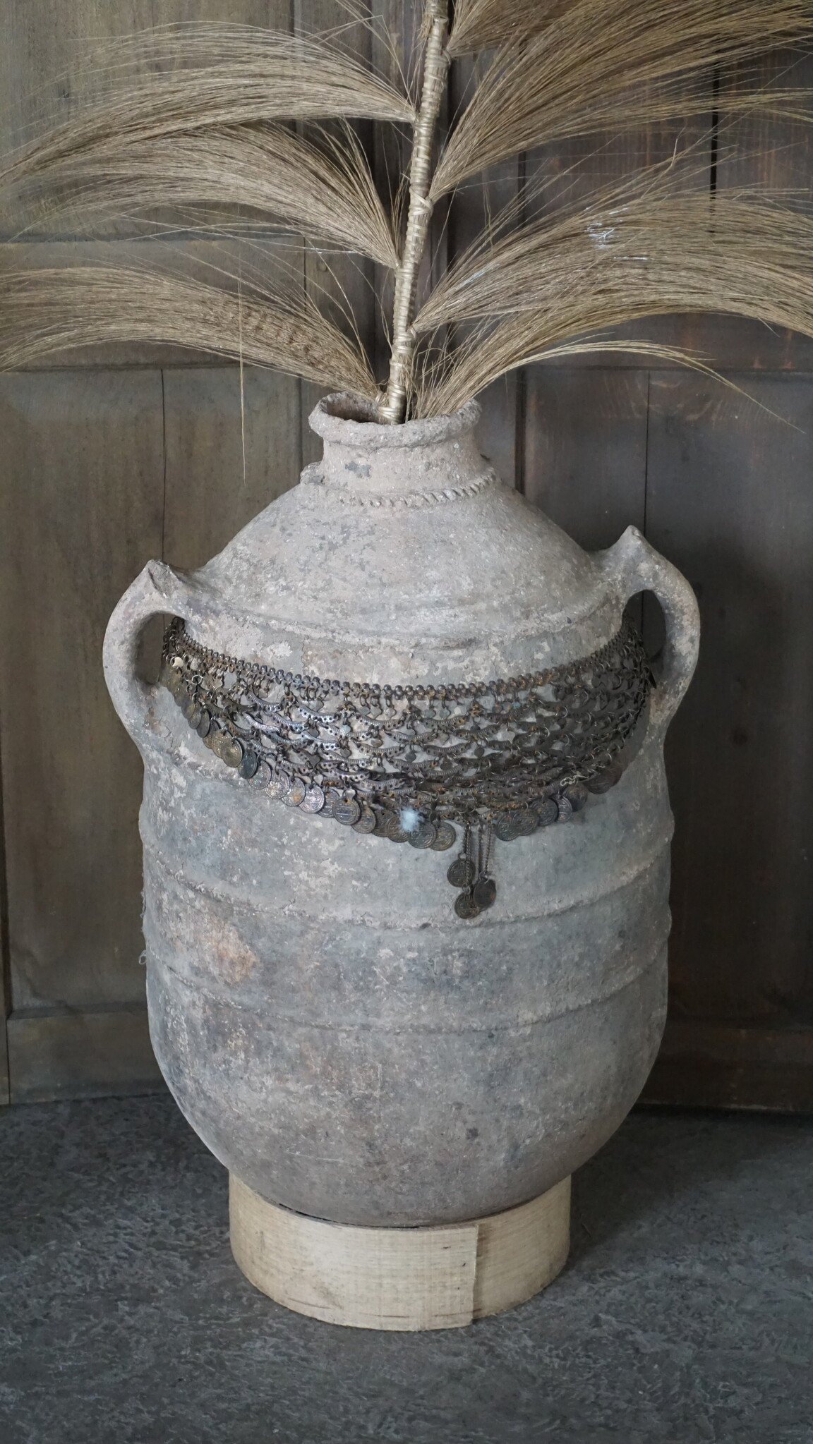 Rene Houtman Oude Nepalese Pot + Sierketting | H65 x D41 cm