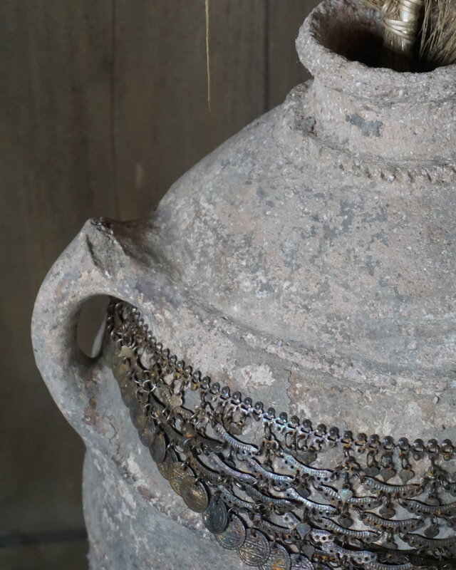 Rene Houtman Oude Nepalese Pot + Sierketting | H65 x D41 cm