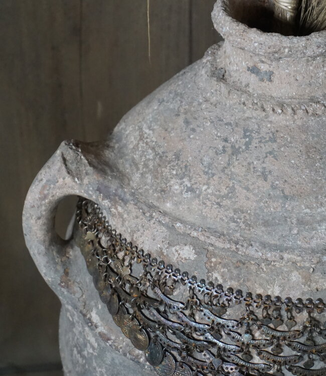 Rene Houtman Oude Nepalese Pot + Sierketting | H65 x D41 cm