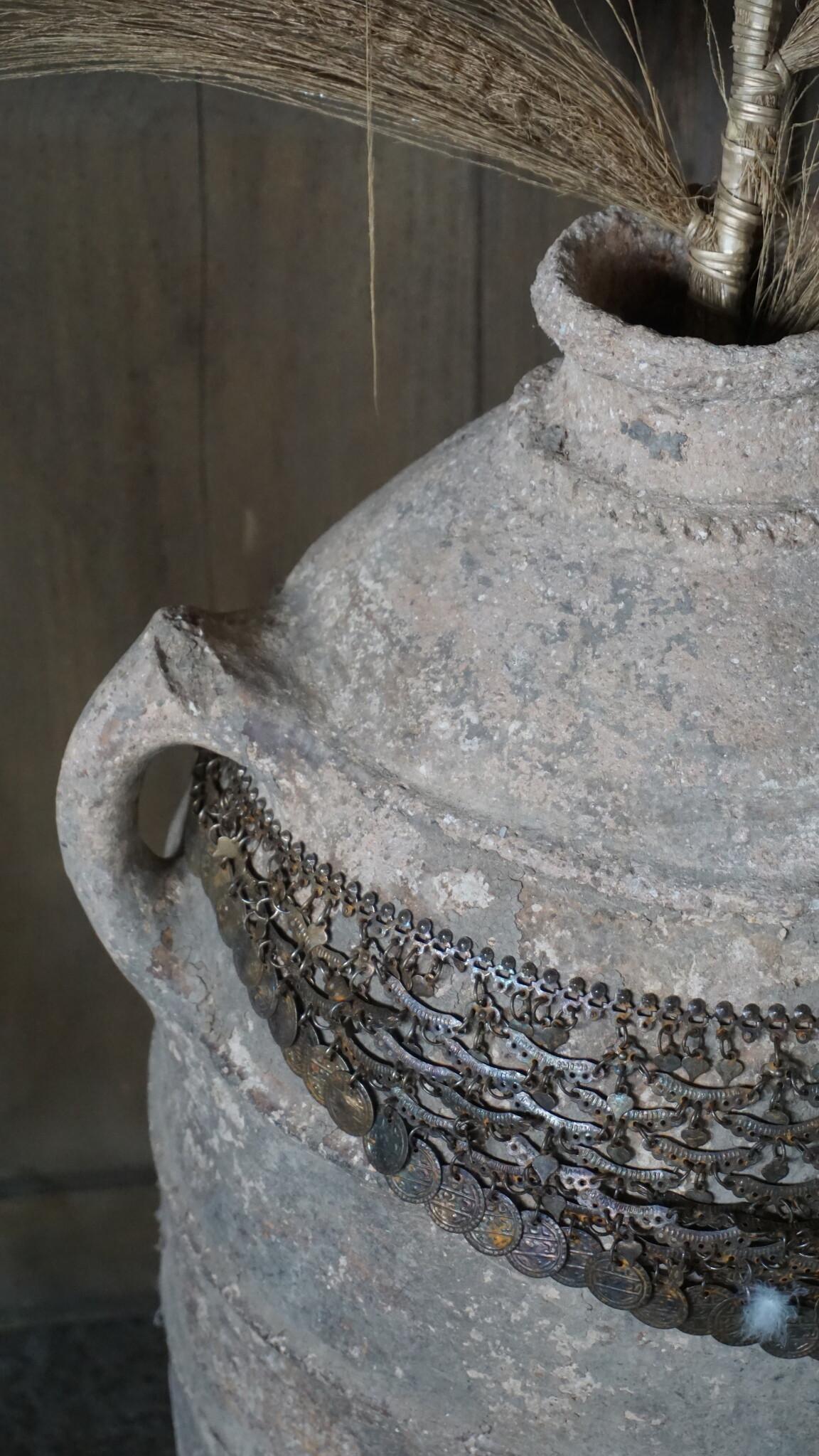 Rene Houtman Oude Nepalese Pot + Sierketting | H65 x D41 cm