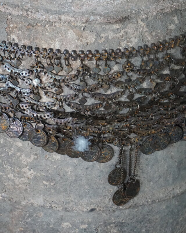 Rene Houtman Oude Nepalese Pot + Sierketting | H65 x D41 cm