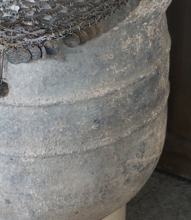 Rene Houtman Oude Nepalese Pot + Sierketting | H65 x D41 cm