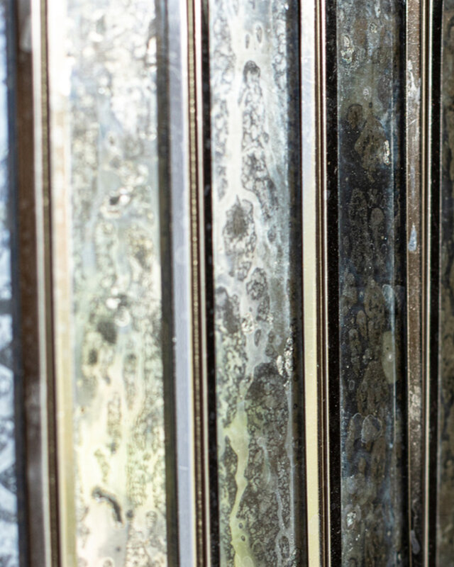 PTMD Hanglamp van antiek rond glas met messing ijzeren afwerking.