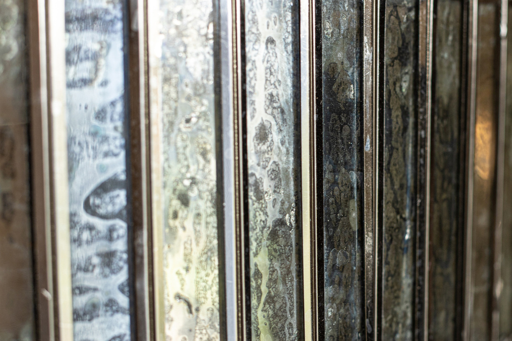 PTMD Hanglamp van antiek rond glas met messing ijzeren afwerking.