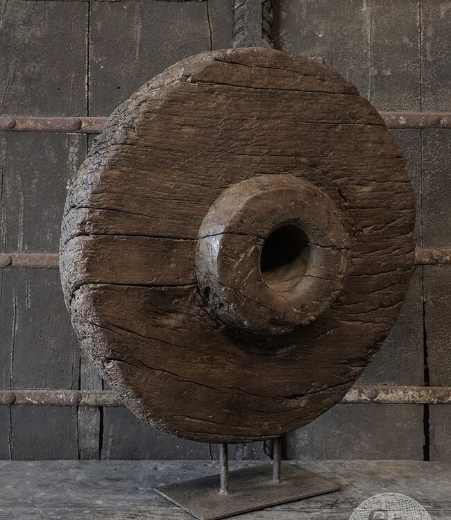 Be-Uniq Origineel Oud Wiel Op Standaard | India