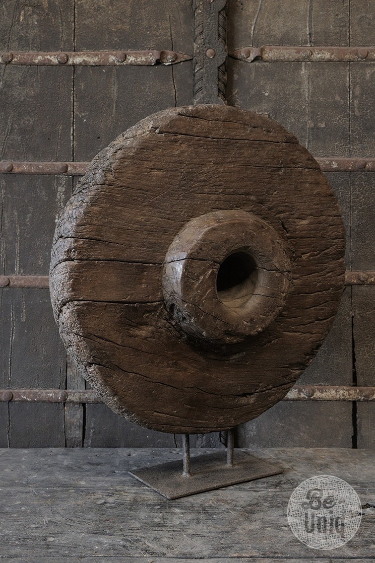 Be-Uniq Origineel Oud Wiel Op Standaard | India