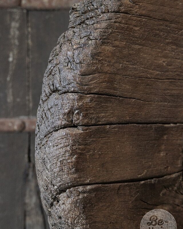 Be-Uniq Origineel Oud Wiel Op Standaard | India