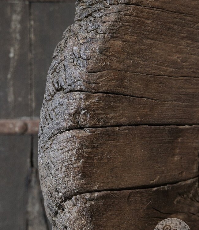 Be-Uniq Origineel Oud Wiel Op Standaard | India