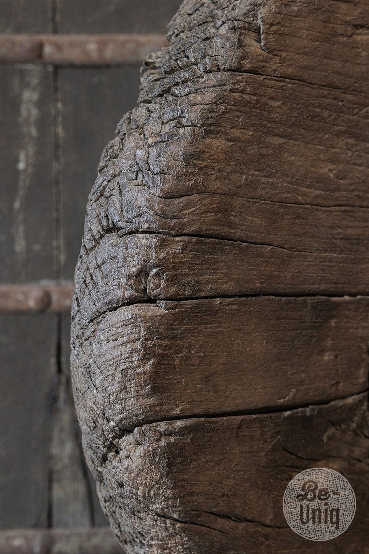 Be-Uniq Origineel Oud Wiel Op Standaard | India