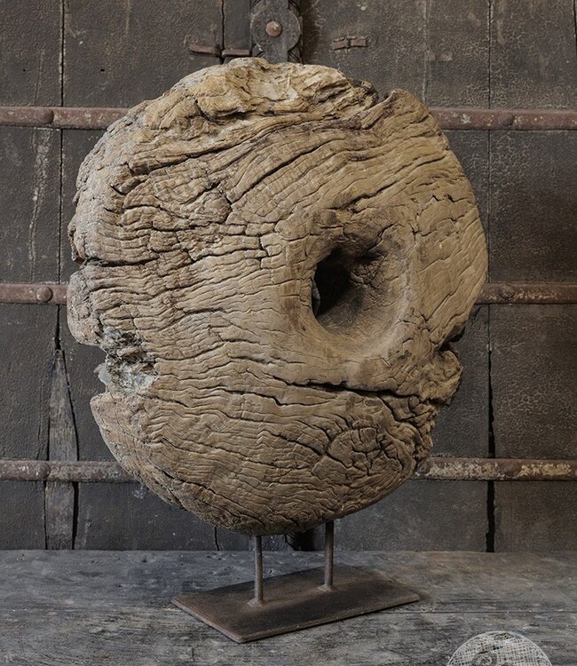 Be-Uniq Origineel Oud Wiel Op Standaard | India | H63xB54xD15 cm