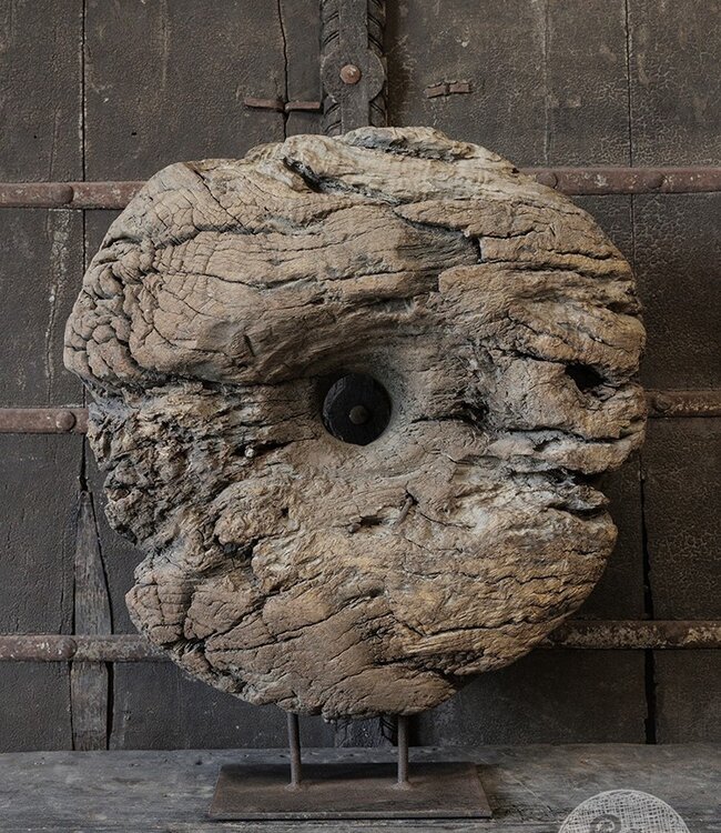 Be-Uniq Origineel Oud Wiel Op Standaard | India | H63xB54xD15 cm