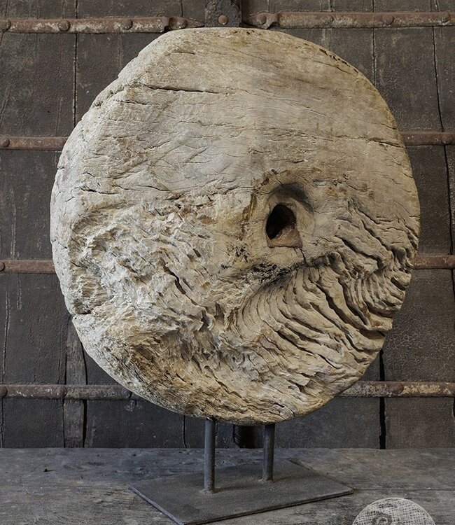 Be-Uniq Origineel Oud Wiel Op Standaard | India | H73xB65xD20 cm