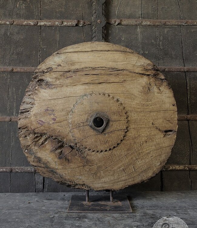 Be-Uniq Origineel Oud Wiel Op Standaard | India | H69xB68xD20 cm