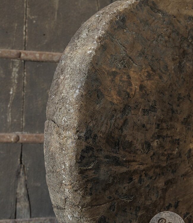 Be-Uniq Origineel Oud Wiel Op Standaard | India | H71xB68xD15 cm