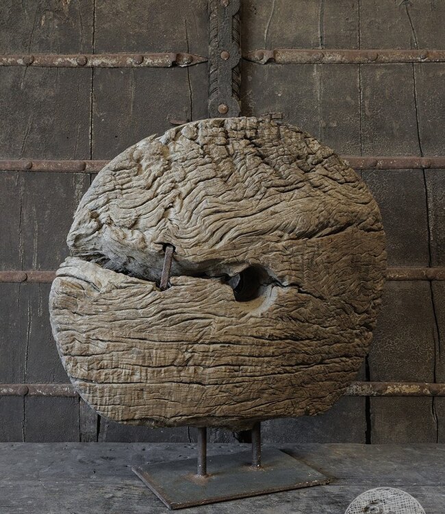 Be-Uniq Origineel Oud Wiel Op Standaard | India | H65xB64xD15 cm