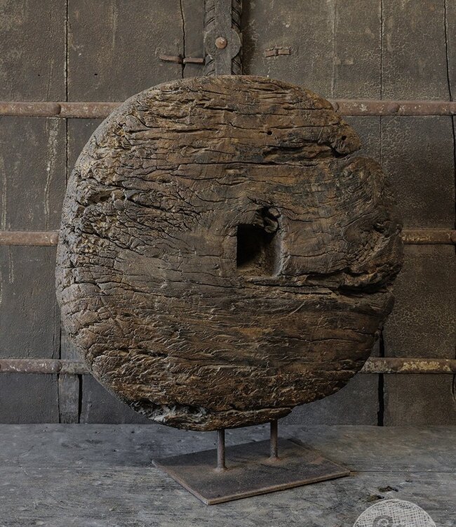 Be-Uniq Origineel Oud Wiel Op Standaard | India | H64xB59xD15 cm