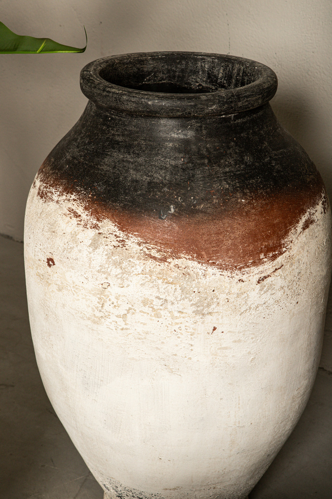 PTMD Jinsu Witte Ronde Betonnen Pot met donkere hals 70x45 Cm