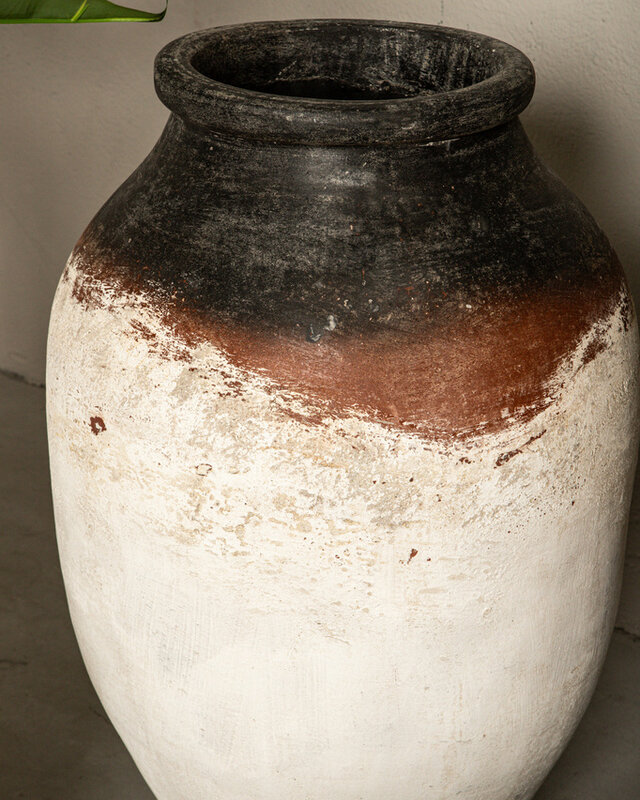 PTMD Jinsu Witte Ronde Betonnen Pot met donkere hals 70x45 Cm