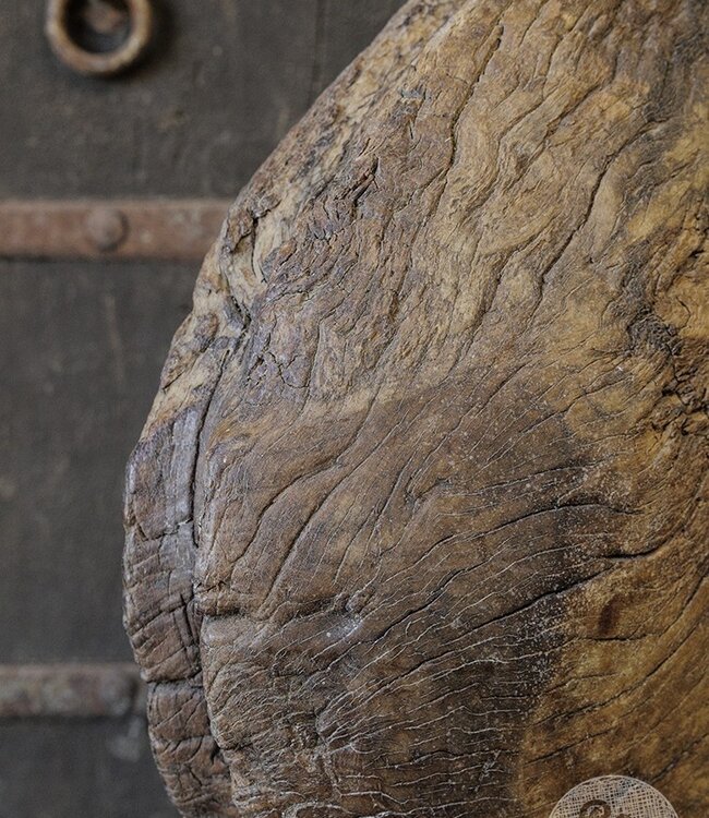 Be-Uniq Origineel Oud Wiel Op Standaard | India | H55xB41xD10 cm