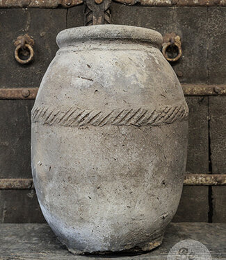 Be-Uniq Oude Claypot | India | H49 x B36 x D36 cm Be-Uniq Oude Claypot | India | H49 x B36 x D36 cm