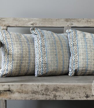 Be-Uniq Set Van 2 Sierkussens | Turquoise/Wit | H45xB45 cm Be-Uniq Set Van 2 Sierkussens | Turquoise/Wit | H45xB45 cm