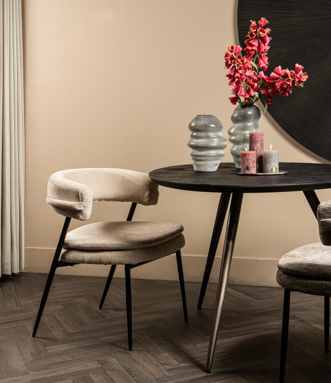 PTMD Fieron Zwarte houten eettafel organisch rond.