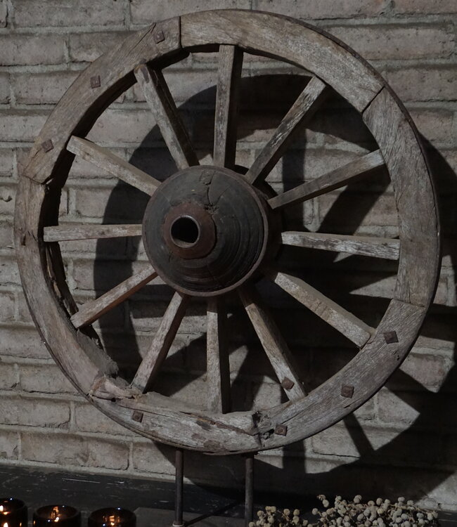 Rene Houtman Oude Houten Wiel Op Standaard | H80 x B68 cm