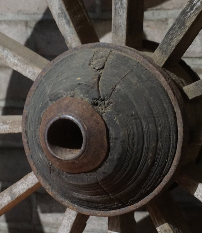 Rene Houtman Oude Houten Wiel Op Standaard | H80 x B68 cm