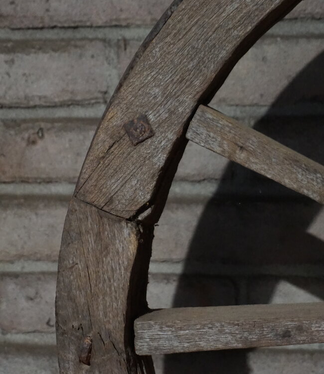 Rene Houtman Oude Houten Wiel Op Standaard | H80 x B68 cm