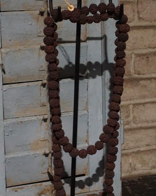 Rene Houtman Kralen Ketting Op Standaard | H52 x B13 cm