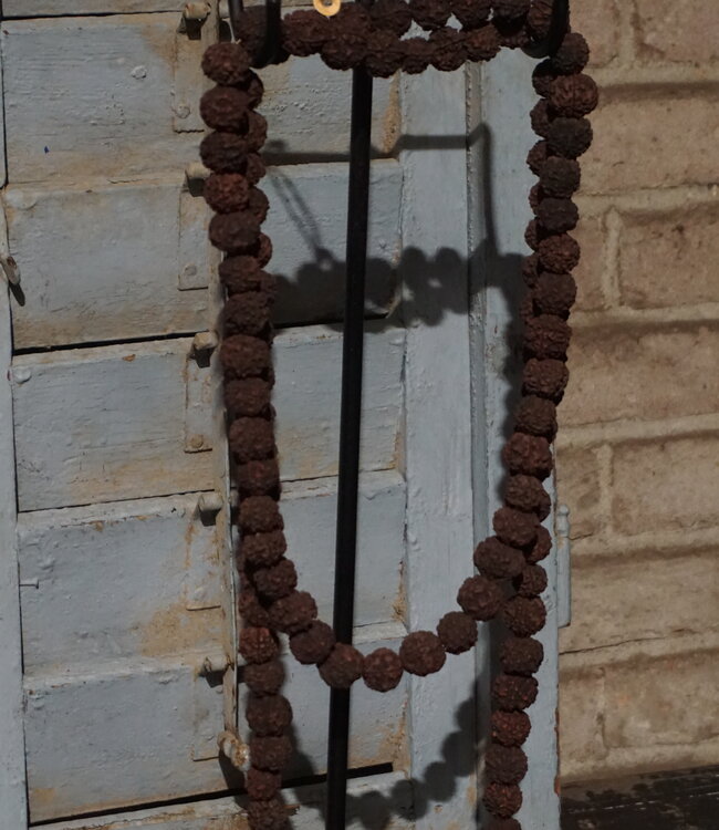 Rene Houtman Kralen Ketting Op Standaard | H52 x B13 cm