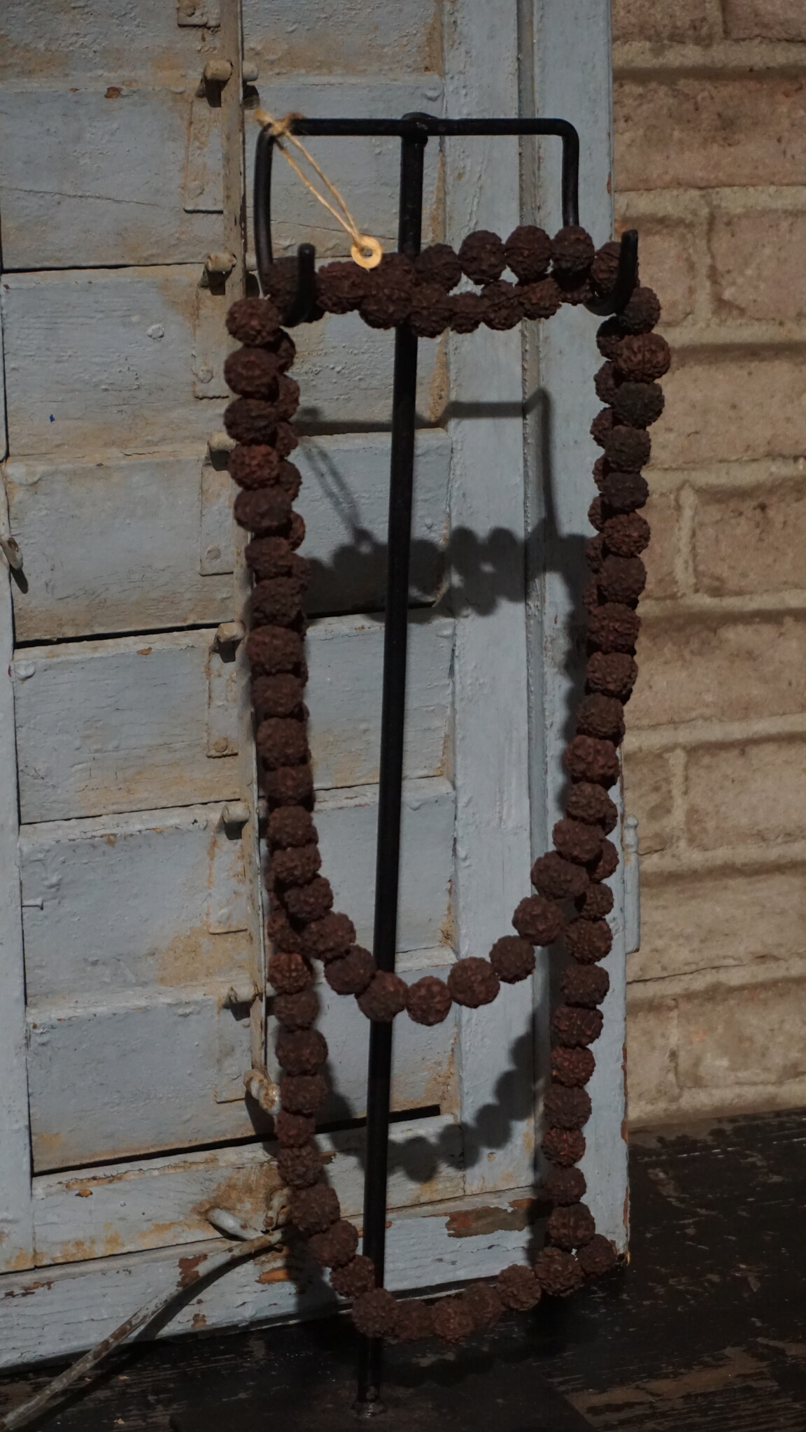 Rene Houtman Kralen Ketting Op Standaard | H52 x B13 cm