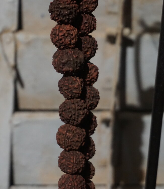 Rene Houtman Kralen Ketting Op Standaard | H52 x B13 cm