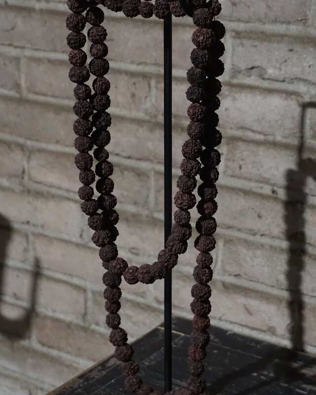 Rene Houtman Kralen Ketting Op Standaard | H52 x B13 cm