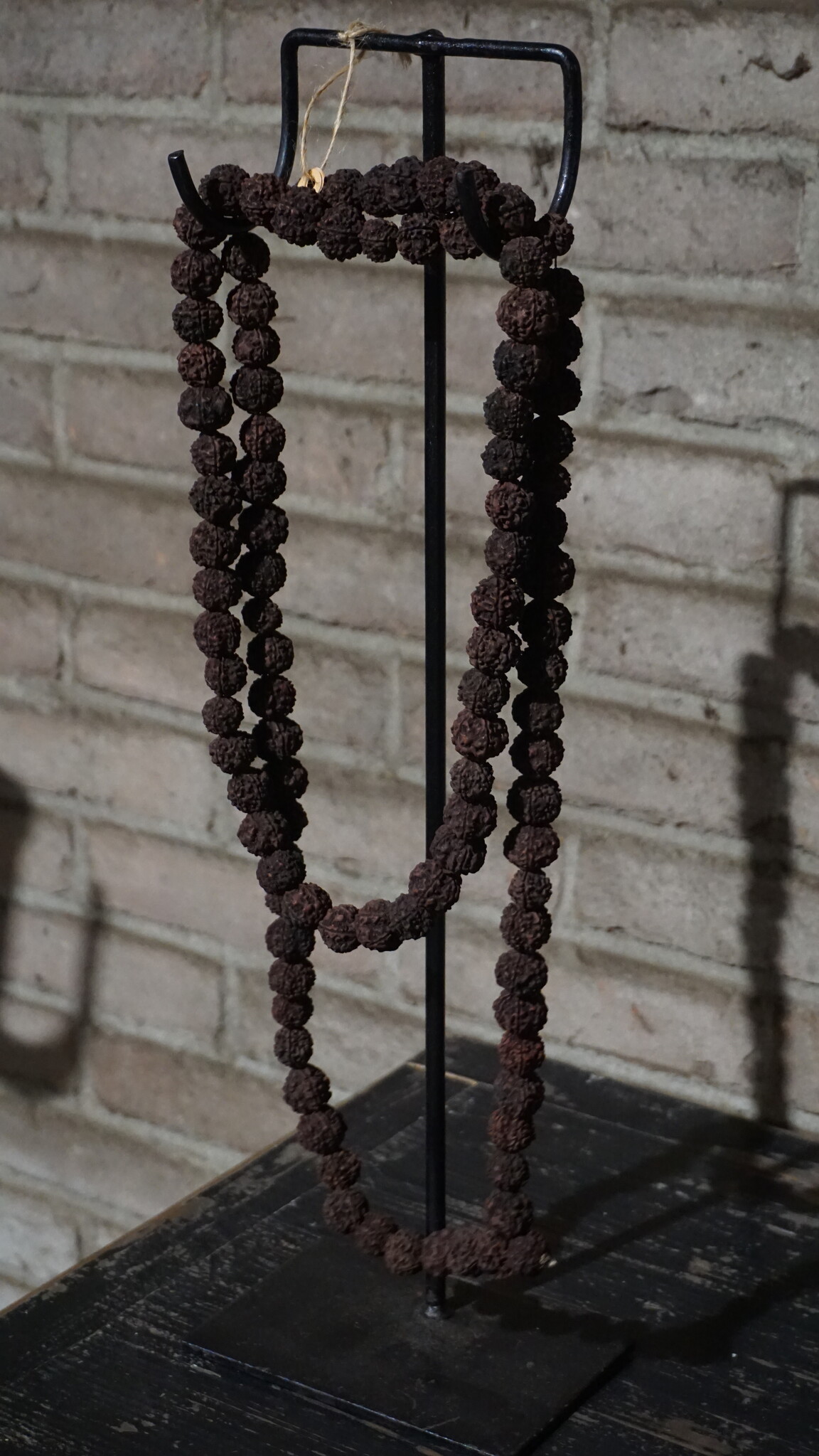 Rene Houtman Kralen Ketting Op Standaard | H52 x B13 cm