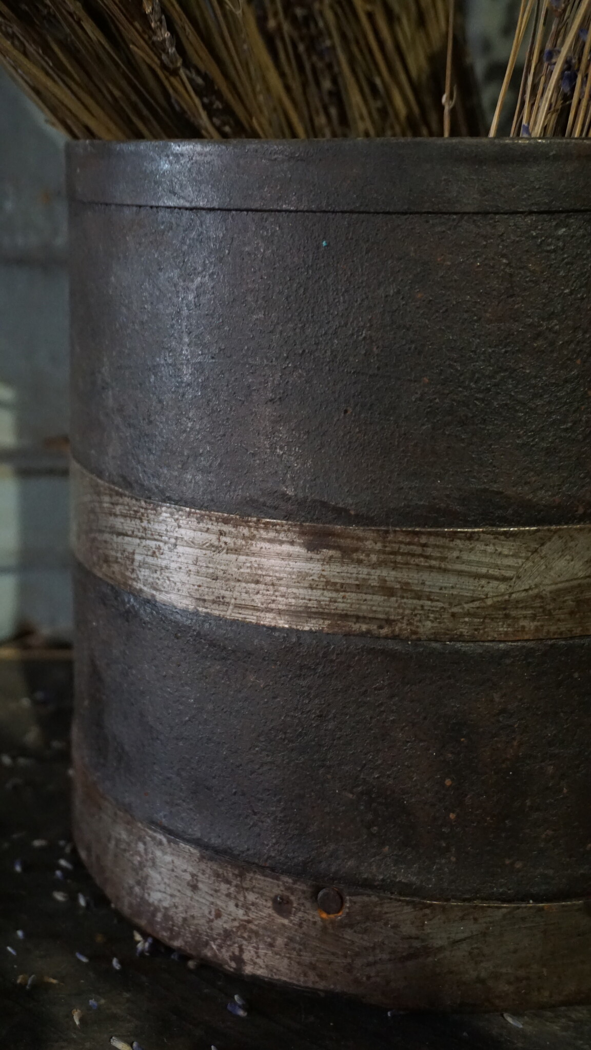 Rene Houtman Oude Roestige Metalen Decoratieve Pot