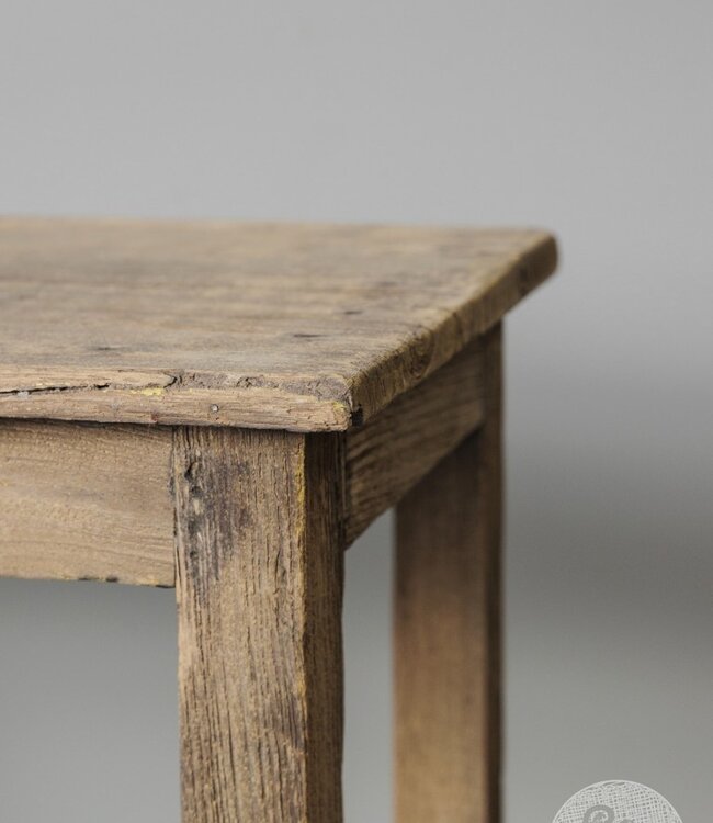 Be-Uniq Oude Bijzettafel | Rustiek Verweerd | H53xB60xD30 cm