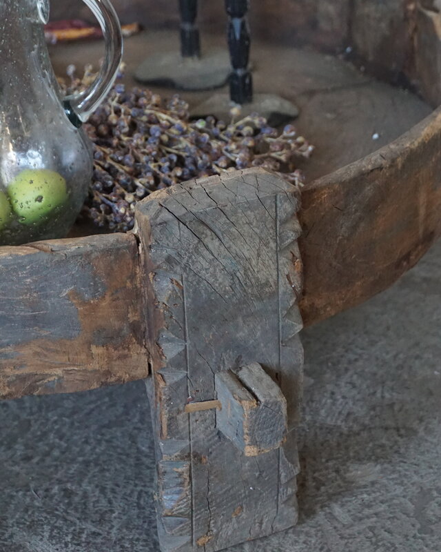 Rene Houtman Chakki Tafel XL | Oud Hout | H30 x D95 cm