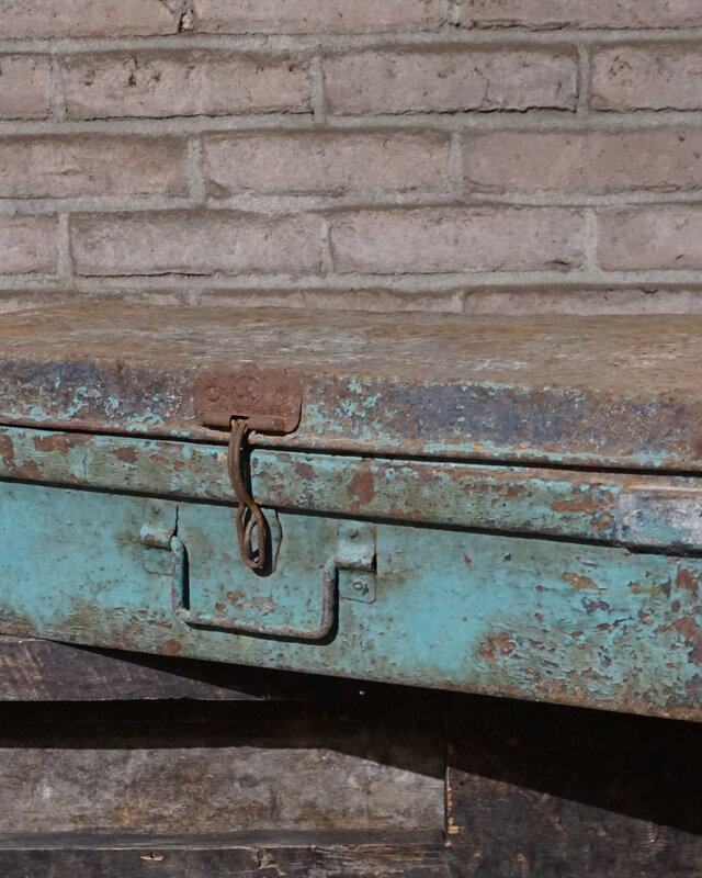 Rene Houtman Antieke Metalen Koffer | H22 x B59 x D32 cm
