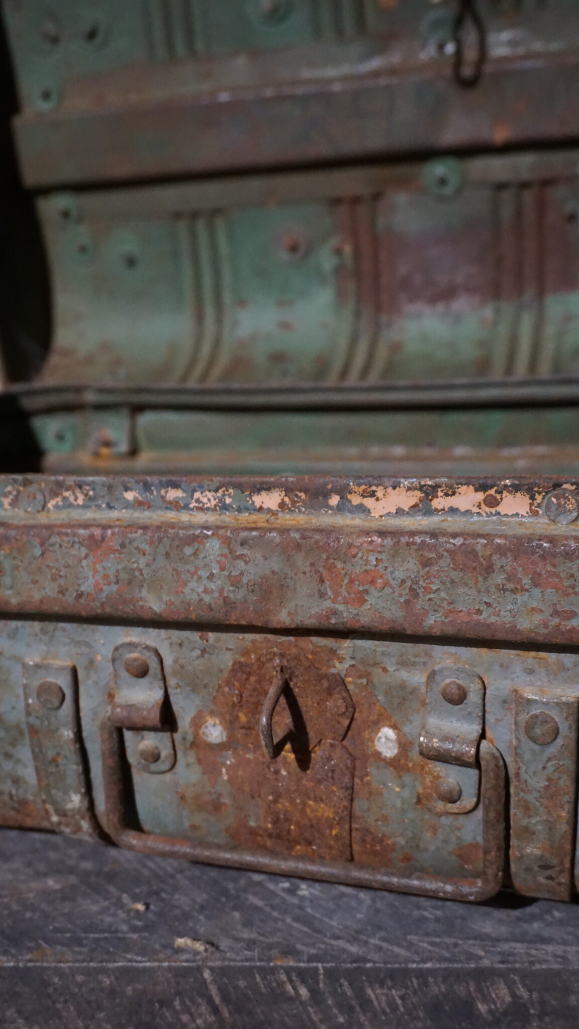 Rene Houtman Antieke Metalen Koffer | H22 x B59 x D30 cm