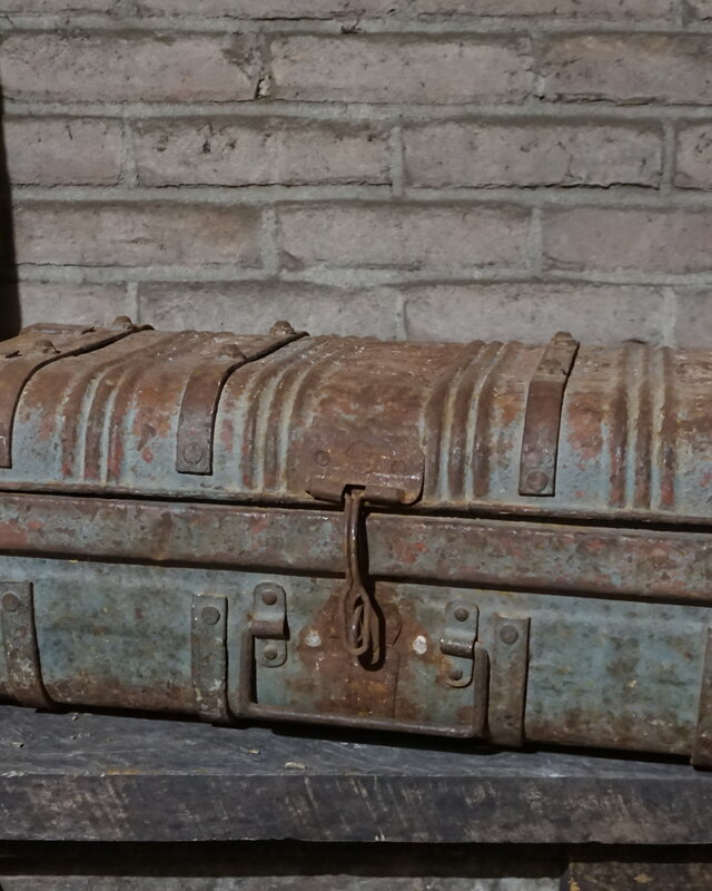 Rene Houtman Antieke Metalen Koffer | H22 x B59 x D30 cm