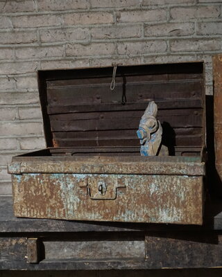 Rene Houtman Antieke Metalen Koffer | H26 x B64 x D33 cm